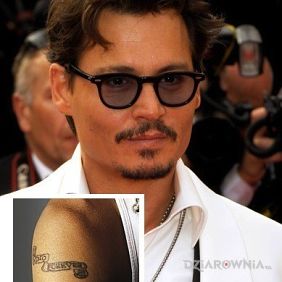 Tatuaż Johnny Depp - tatuaż napis na ramieniu motyw: sławnych osób