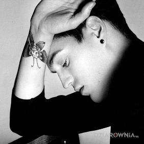 Tatuaż Josh Beech - motyl z czaszką na nadgarstku motyw: czaszki