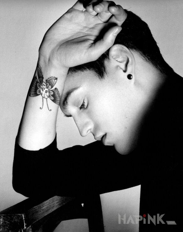 Tattoo Josh Beech - motyl z czaszką in famous people motif on the wrist