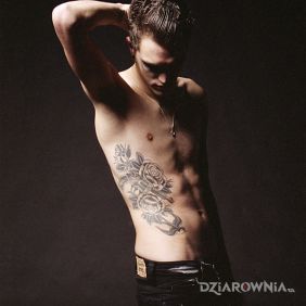 Tatuaż Josh Beech - tatuaż pistolet w kwiatach na żebrach motyw: sławnych osób