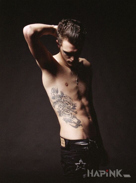 Tattoo Josh Beech - tatuaż pistolet w kwiatach in famous people motif on the ribs