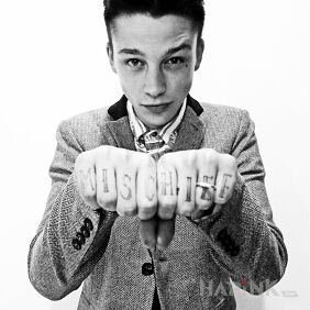 Tattoo Josh Beech - Mischiee on the fingers motif: lettering