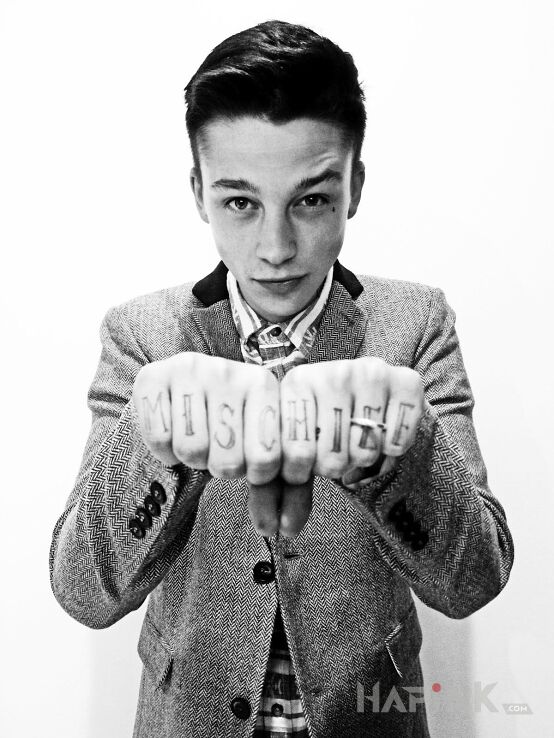 Tattoo Josh Beech - Mischiee in lettering motif on the fingers