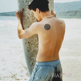 Tattoo Josh Hartnett - tattoo on the back motif: famous people