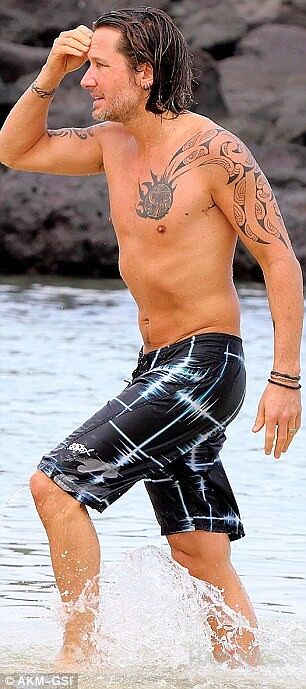 Tattoo Keith Urban w spodenkach nad morzem in Keith Urban motif on the upper arm