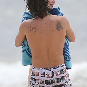 Tattoo Keith Urban - Love tattoo on the back motif: lettering