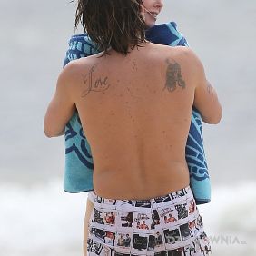 Tatuaż Keith Urban - tatuaż Love na plecach motyw: napisy