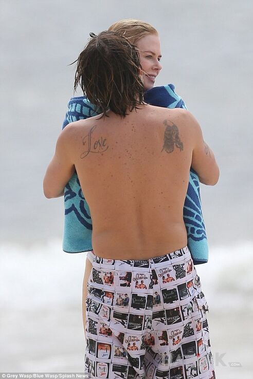 Tattoo Keith Urban - tatuaż Love in lettering motif on the back