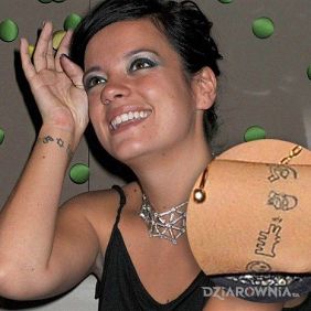 Tatuaż Lily Allen - tatuaż znaki na nadgarstku motyw: sławnych osób