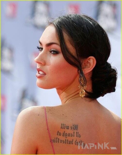 Tattoo Megan Fox - tatuaż napis na plecach in lettering motif on the back