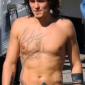Tattoo Orlando Bloom - tree and star tattoo on the chest motif: Orlando Bloom