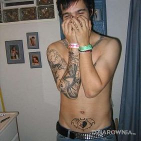 Tatuaż Pete Wentz - tatuaże na brzuchu motyw: sławnych osób