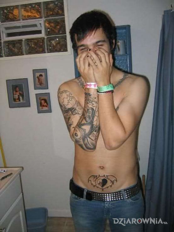 Tatuaż pete wentz - tatuaże w motywie Pete Wentz na brzuchu