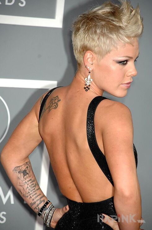 Tattoo Pink - gwiazdka na plecach i pisek na prawym przedramieniu + nap in famous people motif on the upper arm