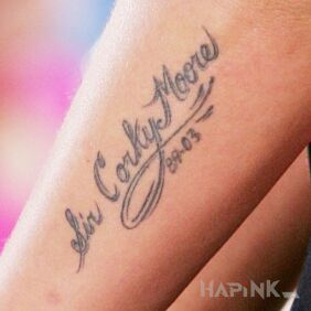 Tattoo Pink - inscription on the upper arm motif: Pink