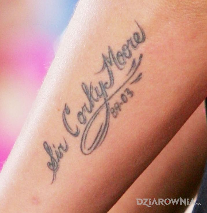Tatuaż pink - napis w motywie Pink na ramieniu