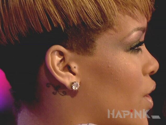 Tattoo Rihanna - tatuaż za uchem in Rihanna motif behind the ear