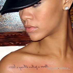 Tatuaż Rihanna - tatuaż napis na obojczyku na obojczyku motyw: napisy