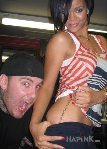 Tattoo Rihanna - tatuaż napis koło tyłka in famous people motif on the ribs