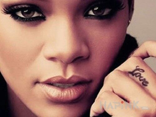 Tattoo Rihanna - tatuaż love na palcu in Love motif on the fingers