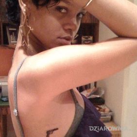 Tatuaż Rihanna - tatuaż pistolet na żebrach na żebrach motyw: Rihanna
