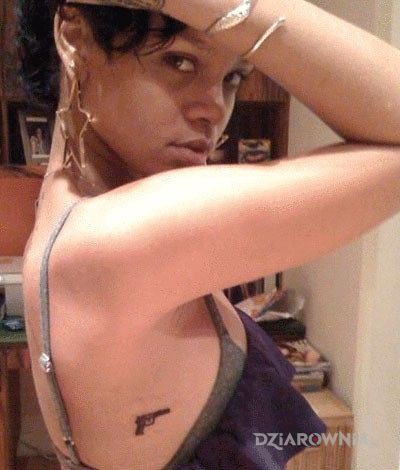 Tatuaż rihanna - tatuaż pistolet na żebrach w motywie sławnych osób na żebrach