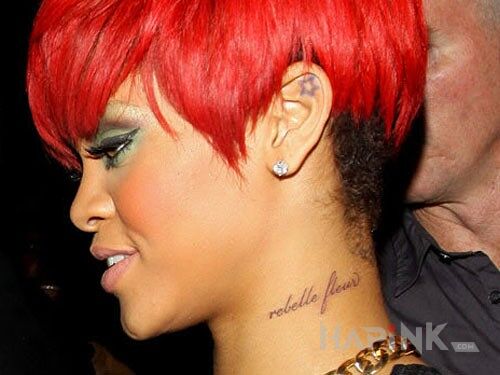 Tattoo Rihanna - tatuaż rebelle fleur in lettering motif on the neck