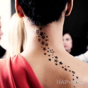 Tattoo Rihanna - star tattoo on her back on the nape motif: Rihanna