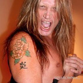 Tatuaż Sebastian Bach - kwiatek na ramieniu na ramieniu motyw: kwiaty