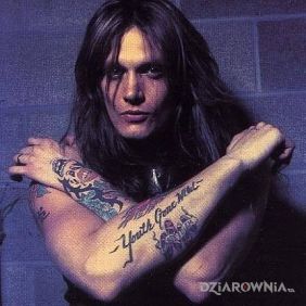 Tatuaż Sebastian Bach - mroczne zdjęcie z dziarami na ramieniu motyw: sławnych osób
