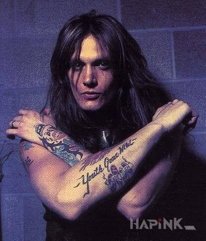 Tattoo Sebastian Bach - mroczne zdjęcie z dziarami in Sebastian Bach motif on the upper arm