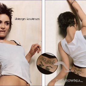 Tatuaż Shannyn Sossamon - oczy na plecach + napis believe na plecach motyw: sławnych osób