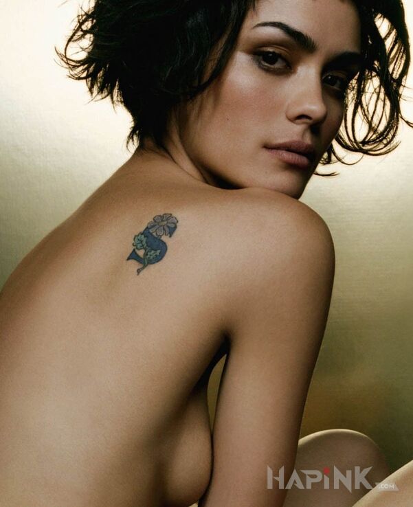 Tattoo Shannyn Sossamon - kwiatek na łopatce - tatuaż in famous people motif on the back