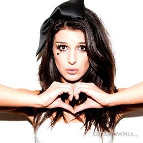 Tatuaż Shenae Grimes - tatuaż serduczko na prawym policzku na twarzy motyw: sławnych osób