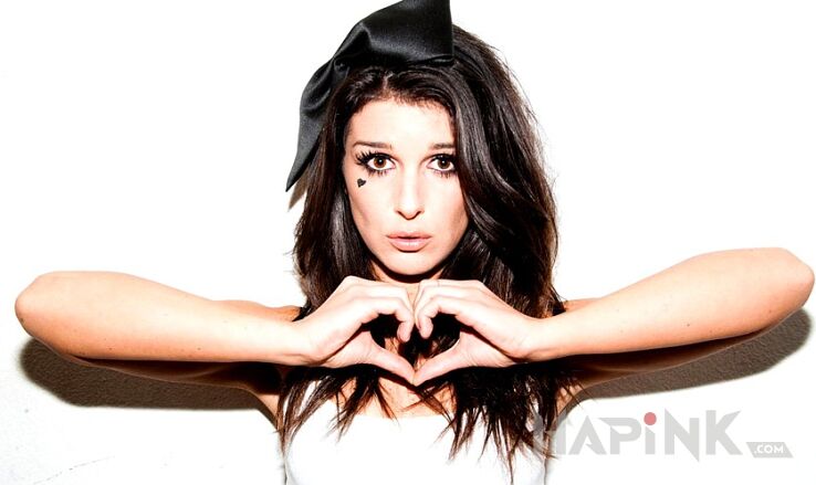 Tattoo Shenae Grimes - tatuaż serduczko na prawym policzku in Love motif on the face