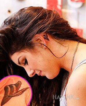 Tattoo Shenae Grimes - tatuaż na szyi - piórko in famous people motif behind the ear