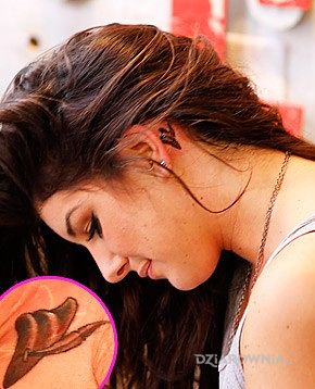 Tatuaż shenae grimes - tatuaż na szyi - piórko w motywie sławnych osób za uchem
