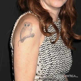 Tatuaż Taryn Manning - sowa siedząca na mikrofonie do spiewania na ramieniu motyw: Taryn Manning