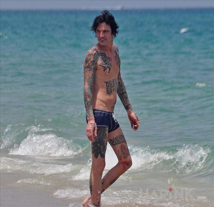 Tattoo Tommy Lee - cały w tatuażach nad morzem in famous people motif on the upper arm