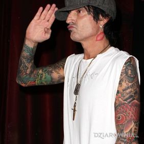 Tatuaż Tommy Lee - rękawy na ramieniu motyw: rękawy