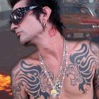 Tommy Lee - tatuaż na klatce + całus na szyi