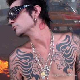 Tatuaż Tommy Lee - tatuaż na klatce + całus na szyi na szyi motyw: sławnych osób