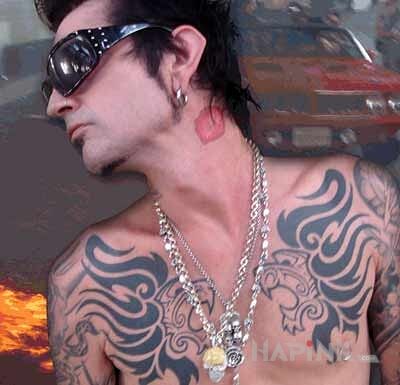 Tattoo Tommy Lee - tatuaż na klatce + całus na szyi in Tommy Lee motif on the chest