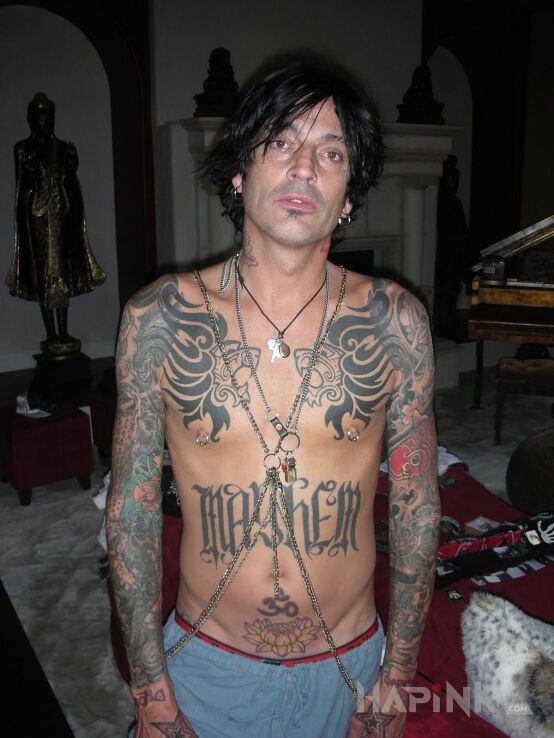 Tattoo Tommy Lee bez koszulki pokryty tatuażami in Tommy Lee motif on the chest