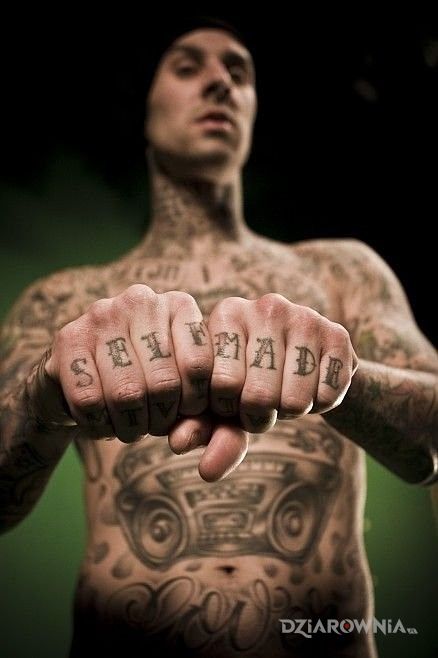 Tatuaż travis barker - self made na palcach w motywie napisy na palcach