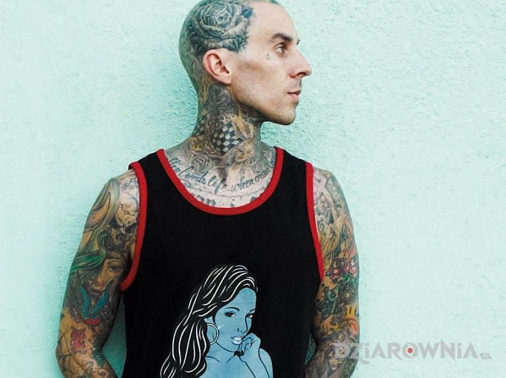 Tatuaż travis barker - różna na głowie w motywie sławnych osób na głowie