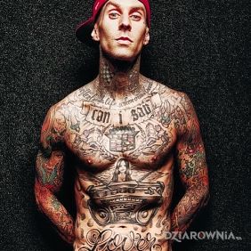 Tatuaż Travis Barker w tatuażach na klatce motyw: Travis Barker
