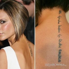 Tatuaż Victoria Beckham - napis wzdłuż kręgosłupu na plecach motyw: Victoria Beckham