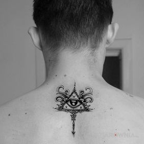 Tatuaż Oko iluminatów na plecach motyw: religijne styl: graficzne / ilustracyjne