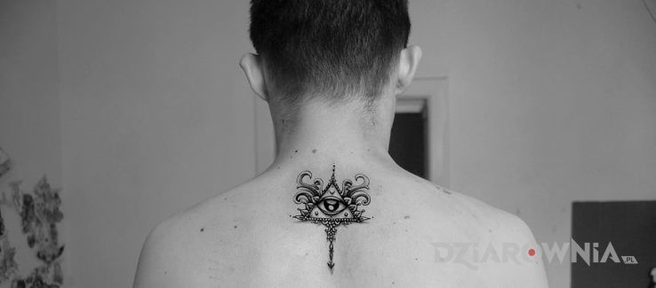 Tatuaż oko iluminatów w motywie religijne na plecach